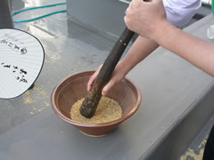 すり鉢で籾摺（もみすり）
